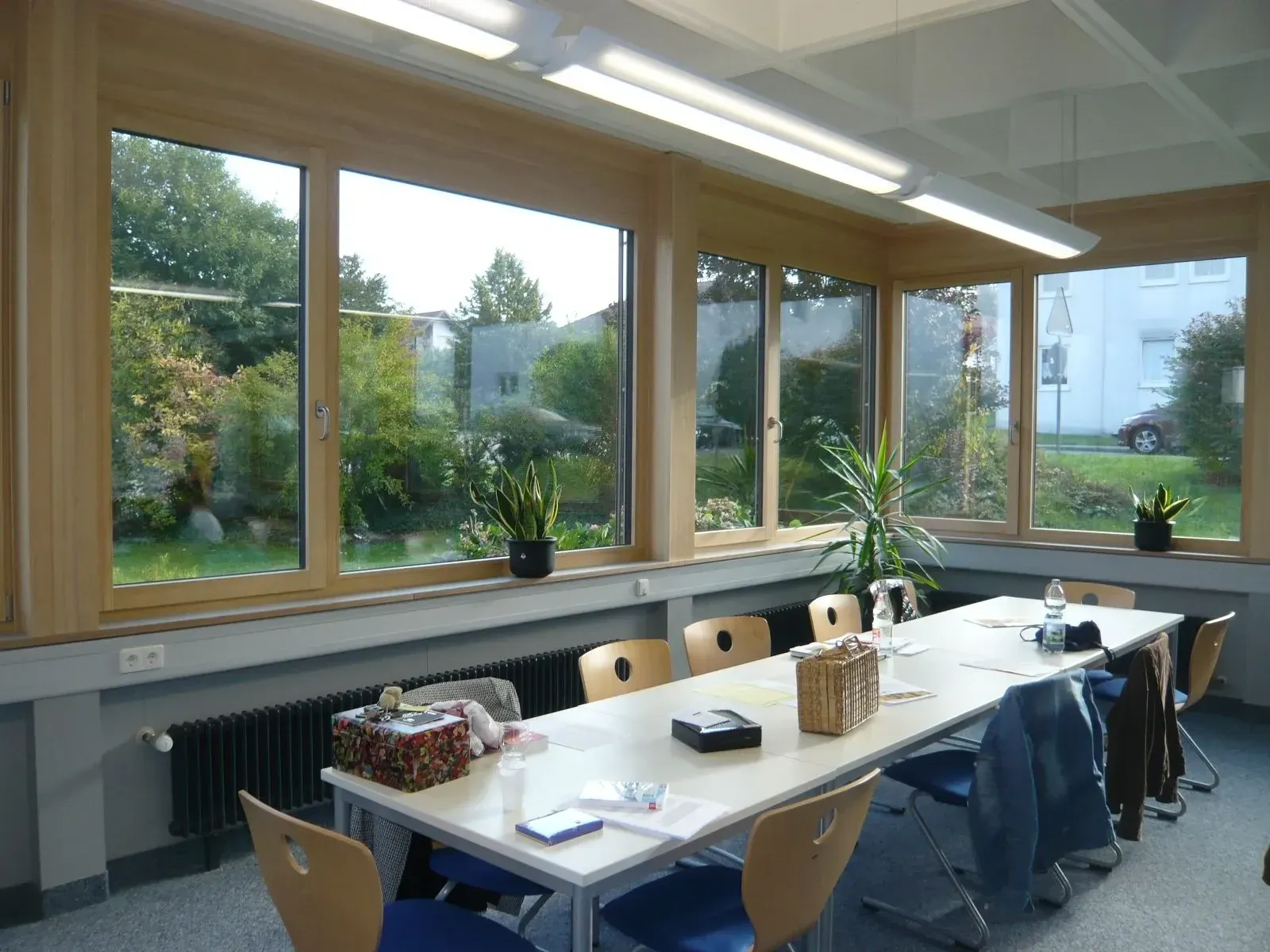 Durchgehende Fensterreihe mit Holzrahmen auf der Innenseite in einem Besprechungsraum