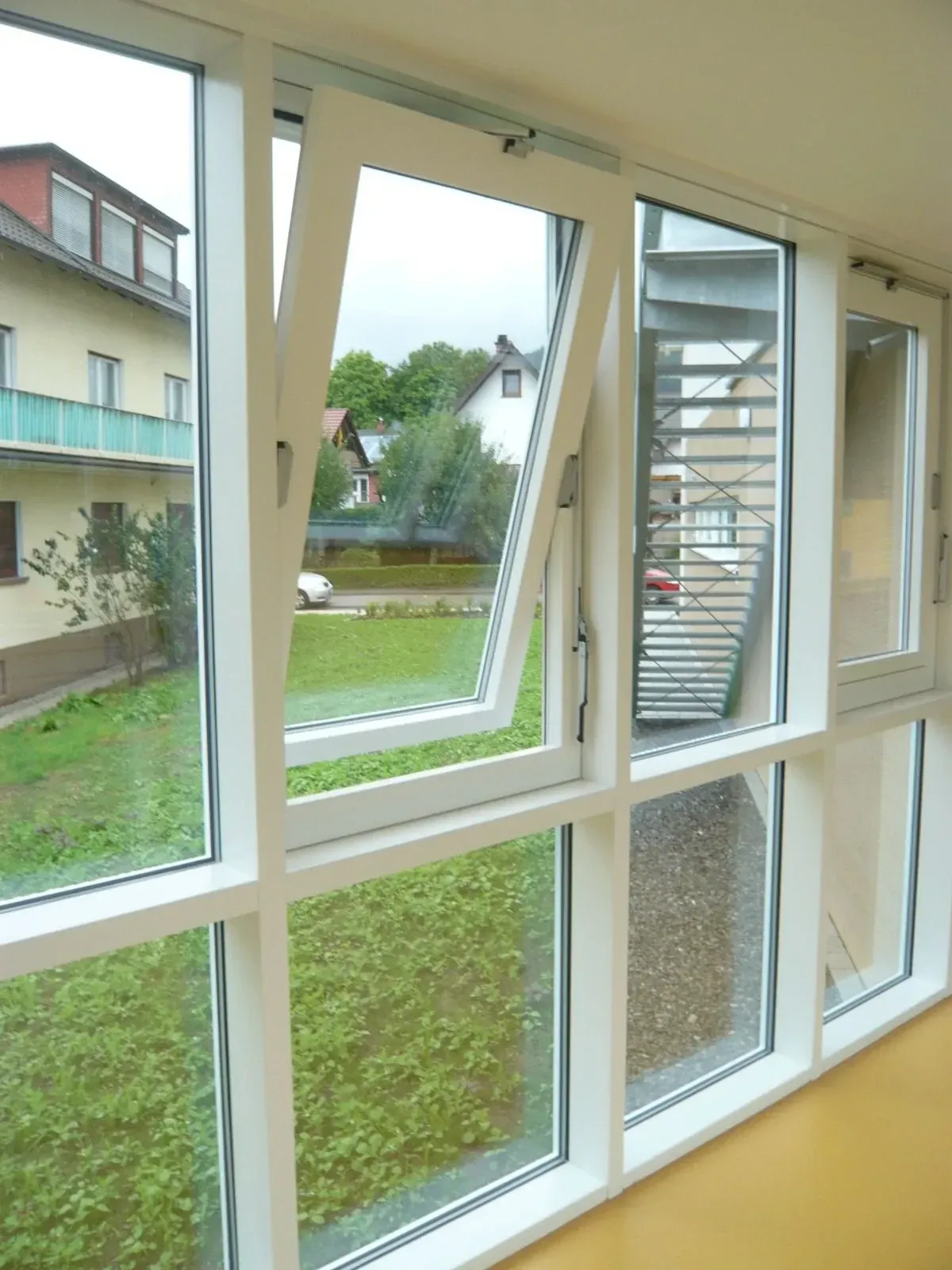 Holz-Alu-Fenster mit gekipptem Oberlicht, Innenansicht in einem Flur