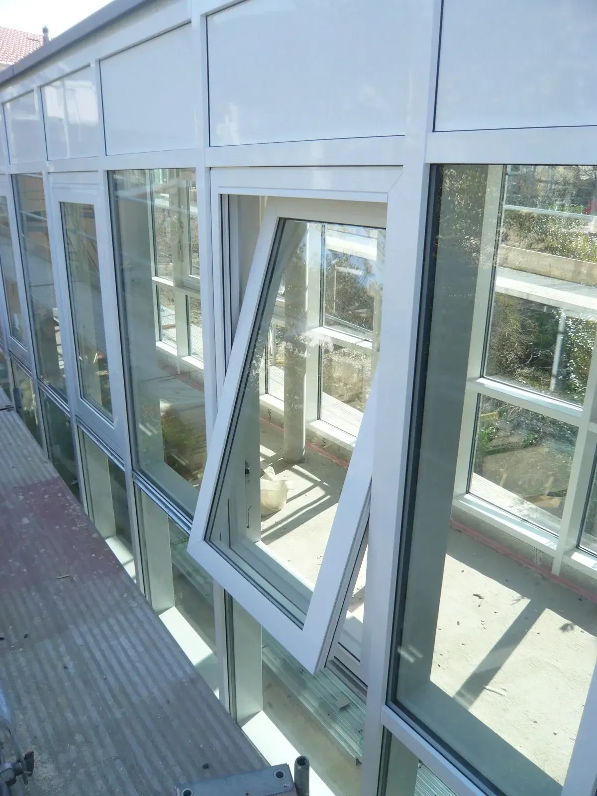 Holz-Alu-Fensterfront mit geöffnetem Kippflügel, Außenansicht