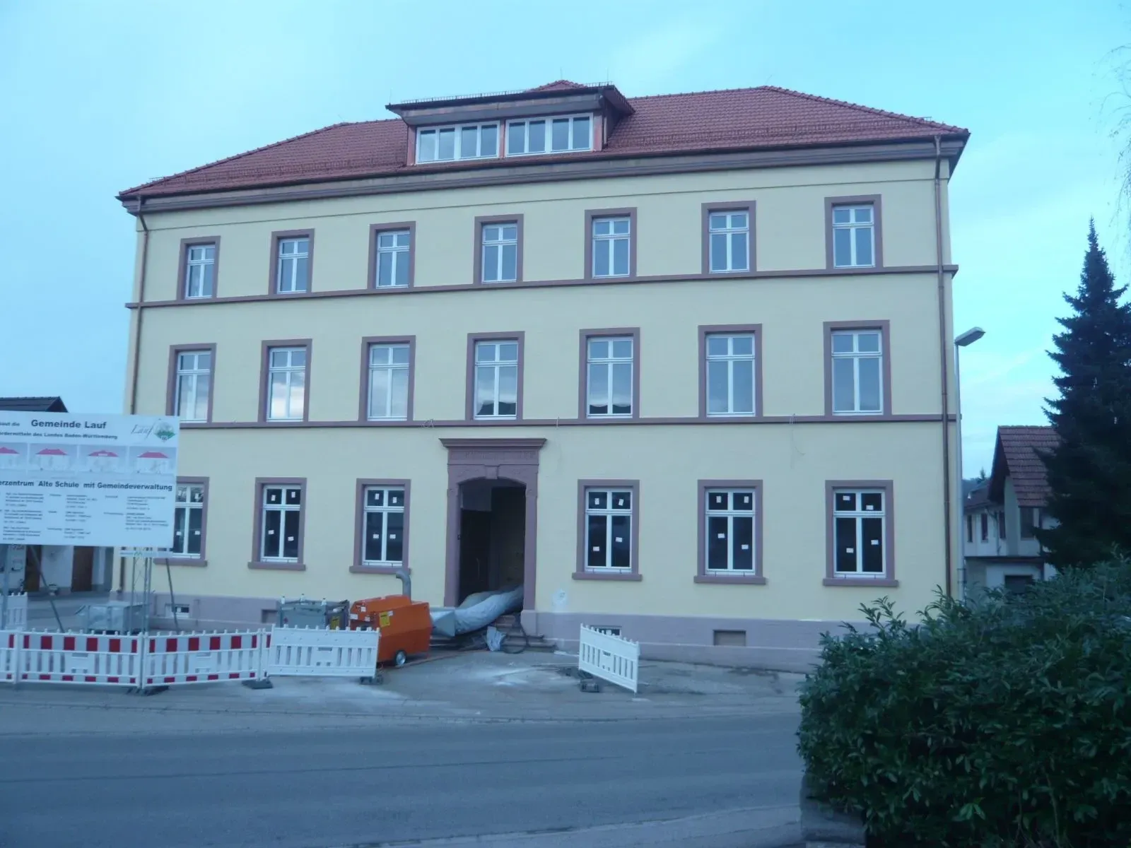 Sanierter Altbau mit neuen weißen Sprossenfenstern aus Holz