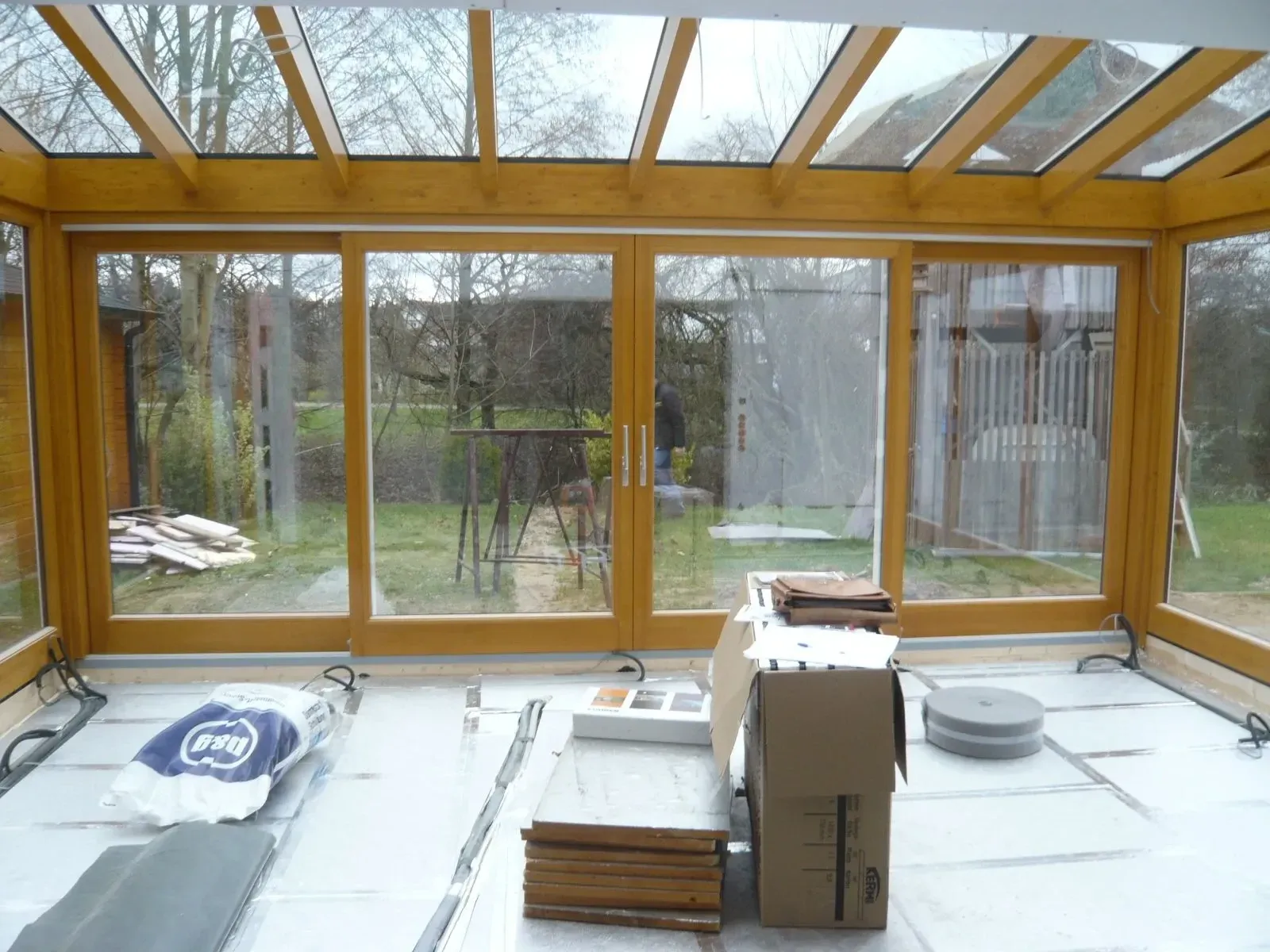 Holzwintergarten mit Glasdach, Innenansicht kurz vor der Fertigstellung
