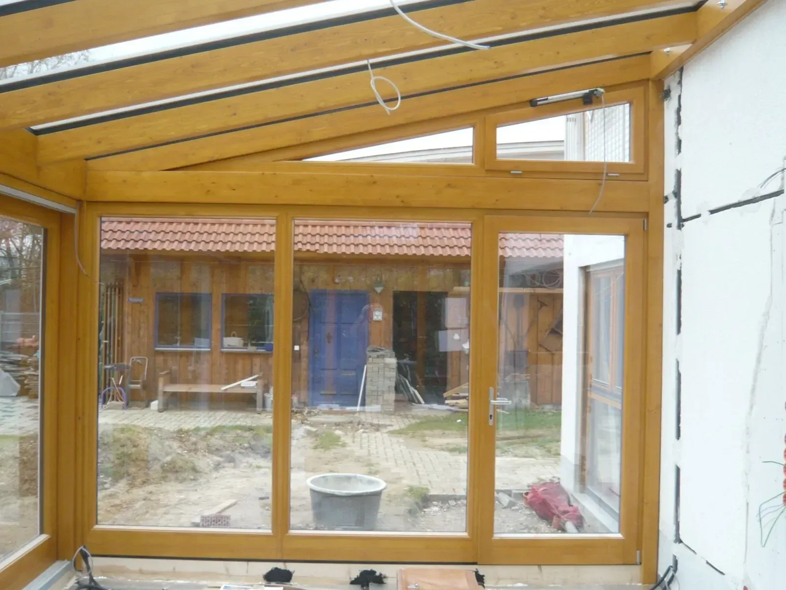 Wintergarten aus Holz von innen während der Montage